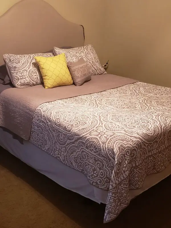 AVAILABLE 9/16 FOR PICK UP Queen Bed, box spring, head ...