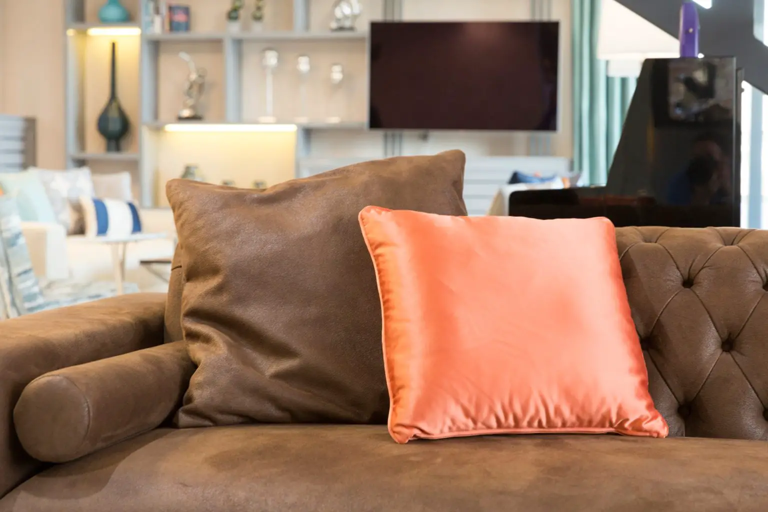 What Color Throw Pillows Go with Brown Couch? (25 Examples with Images ...